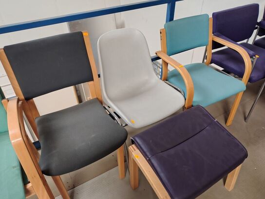 13 stole og en fodskammel, assorterede