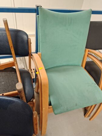 13 stole og en fodskammel, assorterede