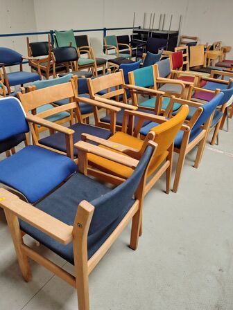 12 stole, assorterede