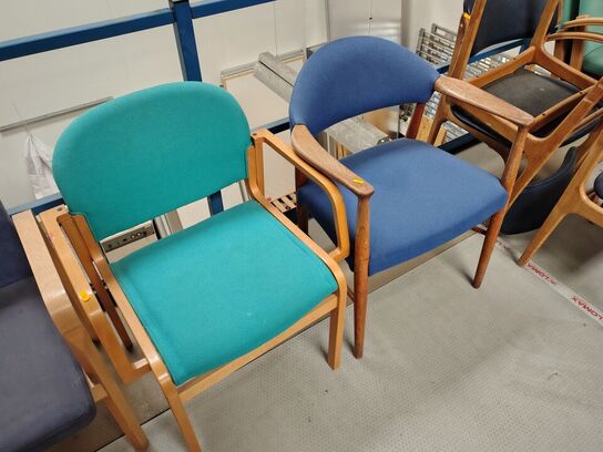 13 stole og en fodskammel, assorterede