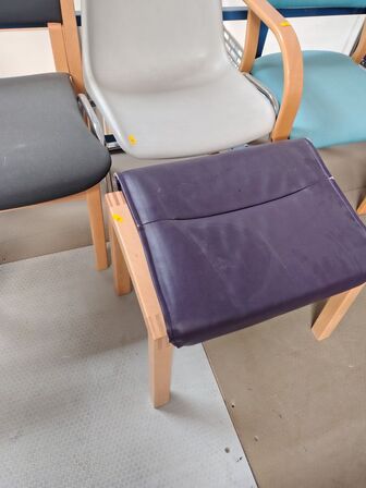 13 stole og en fodskammel, assorterede