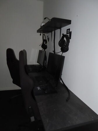 HELE RUMMET, 5 x GAMER PLADSER inkl. borde og hylder 