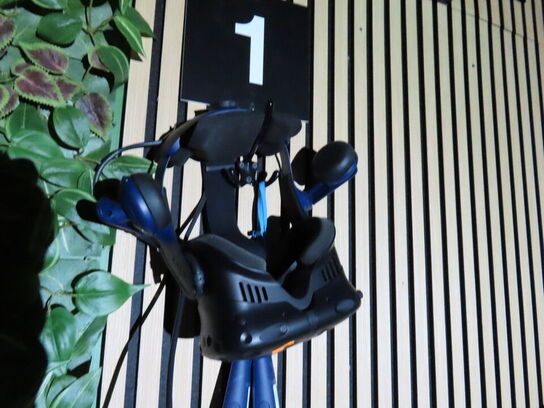 VR sæt, 43"  monitor, VR Headset, HTC VIVE PRO EYE HMD, 2 stk. HTC Controller