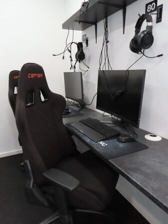 HELE RUMMET, 5 x GAMER PLADSER inkl. borde og hylder 