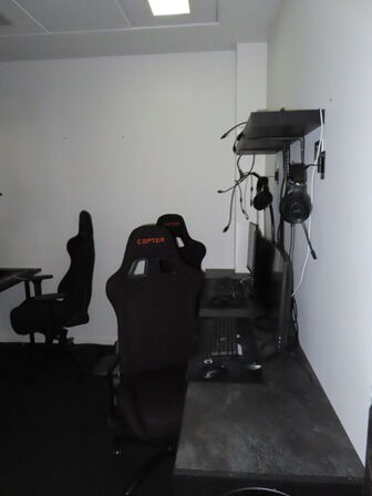 HELE RUMMET, 5 x GAMER PLADSER inkl. borde og hylder 