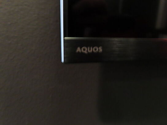 48" SMART TV, SHARP AQUOS med fjernbetjening og vægbeslag