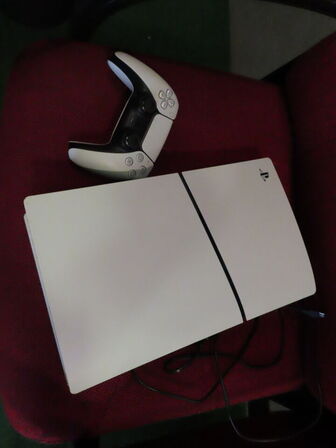 SONY PLAYSTATION 5, model CFI-2016 med en controlere