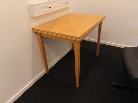 Bord og skrivebordsstol