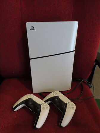 SONY PLAYSTATION 5, model CFI-2016 med to controlere