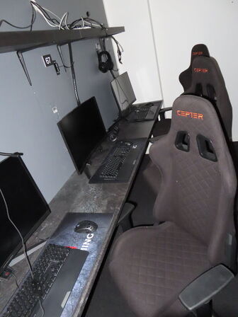 HELE RUMMET, 5 x GAMER PLADSER inkl. borde og hylder 