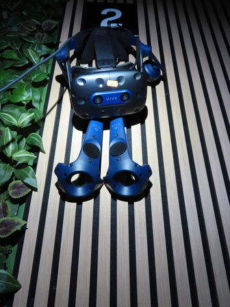 VR sæt, 43"  monitor, VR Headset, HTC VIVE PRO EYE HMD, 2 stk. HTC Controller