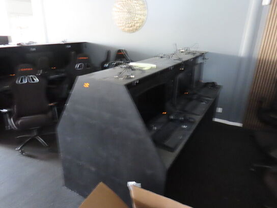 GAMERBORD - KAN FØRST AFHENTES FRA KL. 13:00 og til 15:00