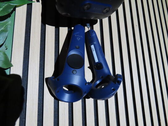 VR sæt, 43"  monitor, VR Headset, HTC VIVE PRO EYE HMD, 2 stk. HTC Controller