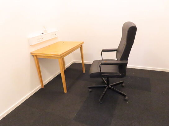 Bord og skrivebordsstol