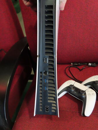 SONY PLAYSTATION 5, model CFI-2016 med to controlere