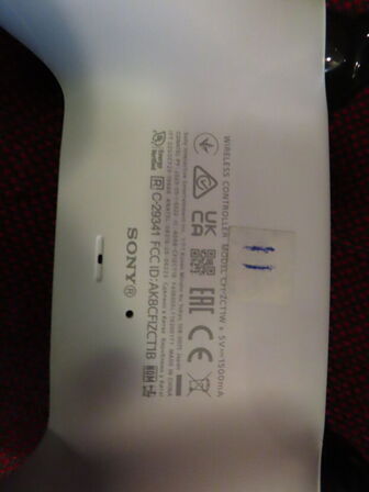 SONY PLAYSTATION 5, model CFI-2016 med en controlere