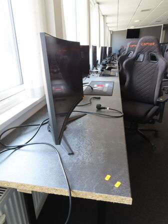 Langt bord, (4 stk. bordplader) - KAN FØRST AFHENTES FRA KL. 13:00 og til 15:00