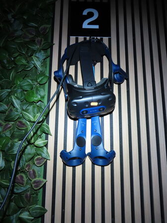 VR sæt, 43"  monitor, VR Headset, HTC VIVE PRO EYE HMD, 2 stk. HTC Controller