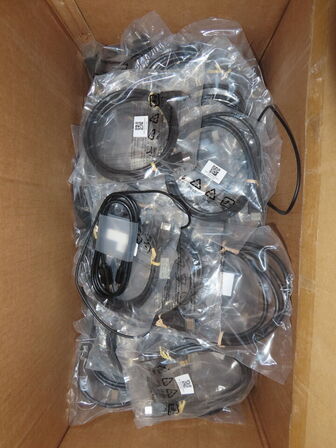 Kasse med kabler, bl.a HDI-kabler