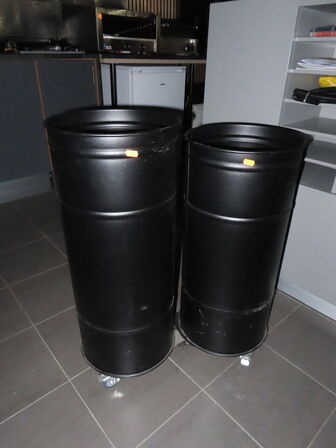 2 stk. vogne med 3 stk. papirkurve