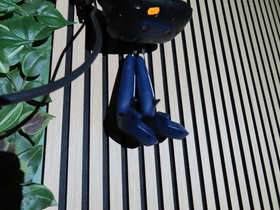 VR sæt, 43"  monitor, VR Headset, HTC VIVE PRO EYE HMD, 2 stk. HTC Controller