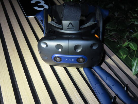 VR sæt, 43"  monitor, VR Headset, HTC VIVE PRO EYE HMD, 2 stk. HTC Controller