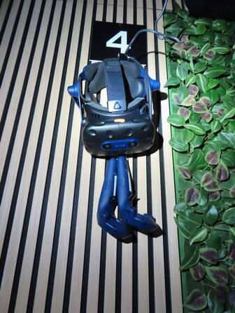 VR sæt, 43"  monitor, VR Headset, HTC VIVE PRO EYE HMD, 2 stk. HTC Controller