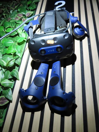 VR sæt, 43"  monitor, VR Headset, HTC VIVE PRO EYE HMD, 2 stk. HTC Controller