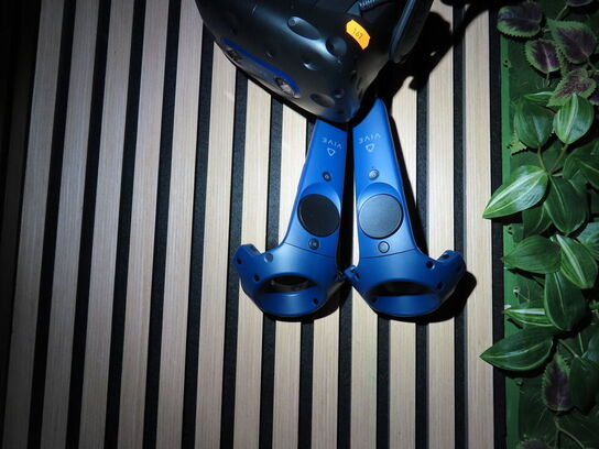 VR sæt, 43"  monitor, VR Headset, HTC VIVE PRO EYE HMD, 2 stk. HTC Controller