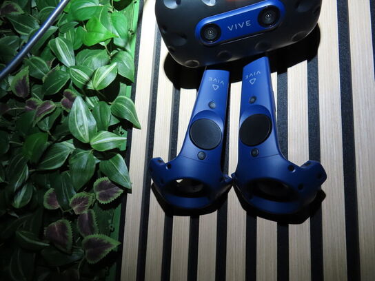 VR sæt, 43"  monitor, VR Headset, HTC VIVE PRO EYE HMD, 2 stk. HTC Controller