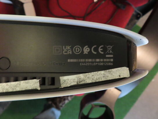 SONY PLAYSTATION 5, model CFI-2016 med to controlere