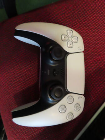 SONY PLAYSTATION 5, model CFI-2016 med en controlere