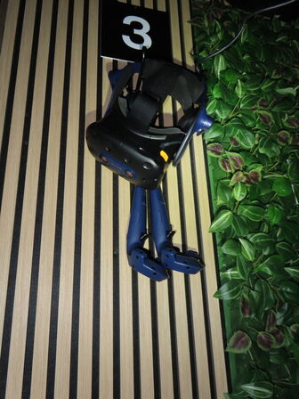 VR sæt, 43"  monitor, VR Headset, HTC VIVE PRO EYE HMD, 2 stk. HTC Controller