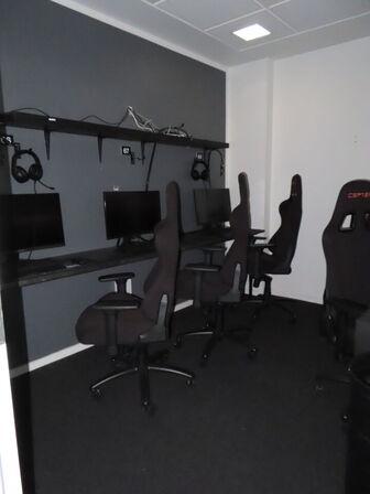 HELE RUMMET, 5 x GAMER PLADSER inkl. borde og hylder 