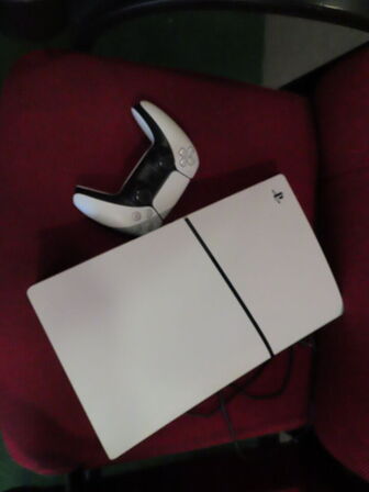 SONY PLAYSTATION 5, model CFI-2016 med en controlere