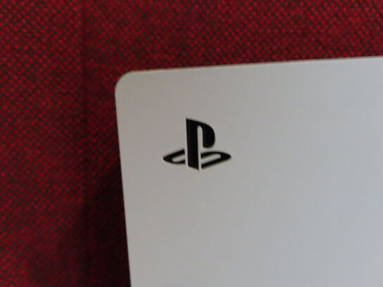 SONY PLAYSTATION 5, model CFI-2016 med to controlere