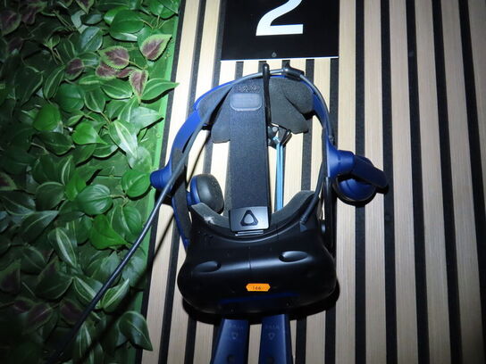 VR sæt, 43"  monitor, VR Headset, HTC VIVE PRO EYE HMD, 2 stk. HTC Controller