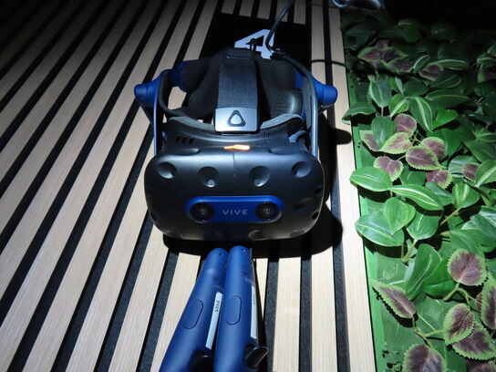 VR sæt, 43"  monitor, VR Headset, HTC VIVE PRO EYE HMD, 2 stk. HTC Controller