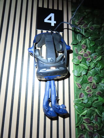 VR sæt, 43"  monitor, VR Headset, HTC VIVE PRO EYE HMD, 2 stk. HTC Controller