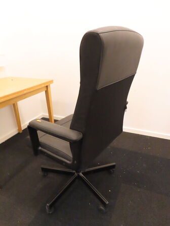 Bord og skrivebordsstol