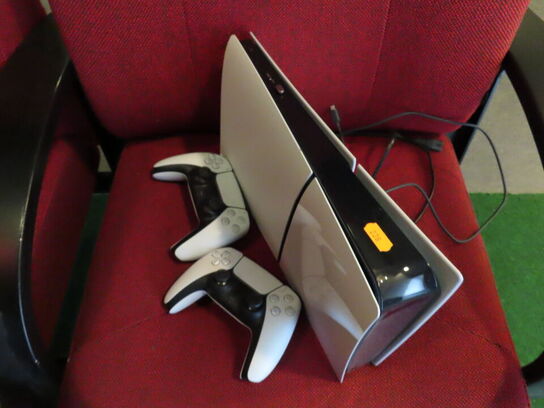 SONY PLAYSTATION 5, model CFI-2016 med to controlere