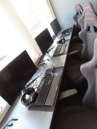 Langt bord, (4 stk. bordplader) - KAN FØRST AFHENTES FRA KL. 13:00 og til 15:00