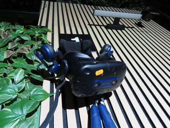 VR sæt, 43"  monitor, VR Headset, HTC VIVE PRO EYE HMD, 2 stk. HTC Controller