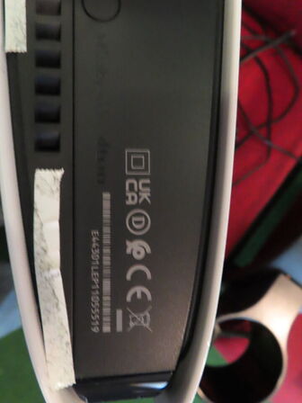 SONY PLAYSTATION 5, model CFI-2016 med en controlere