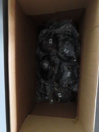 Kasse med kabler, bl.a HDI-kabler