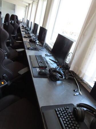 Langt bord, (4 stk. bordplader) - KAN FØRST AFHENTES FRA KL. 13:00 og til 15:00