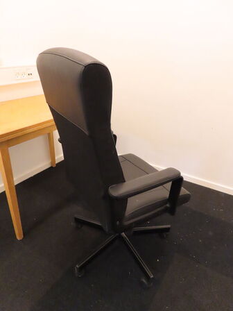 Bord og skrivebordsstol