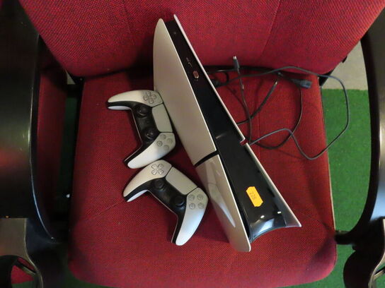 SONY PLAYSTATION 5, model CFI-2016 med to controlere