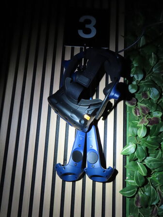 VR sæt, 43"  monitor, VR Headset, HTC VIVE PRO EYE HMD, 2 stk. HTC Controller