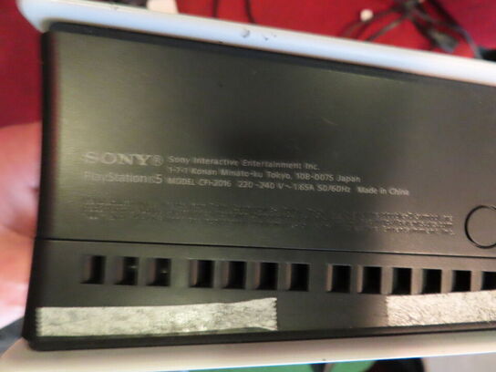 SONY PLAYSTATION 5, model CFI-2016 med to controlere